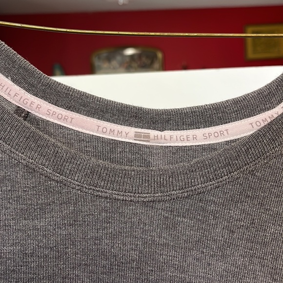 Tommy Hilfiger, sport longsleeved, gray yoga top. Size medium. - Picture 2 of 6